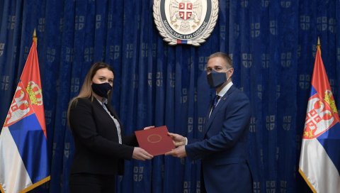 СТЕФАНОВИЋ УРУЧИО РЕШЕЊА О ПРИЈЕМУ: Посао у Војнотехничком институту за стипендисте Министарства одбране (ФОТО) СТЕФАНОВИЋ УРУЧИО РЕШЕЊА О ПРИЈЕМУ: Посао у Војнотехничком институту за стипендисте Министарства одбране (ФОТО)