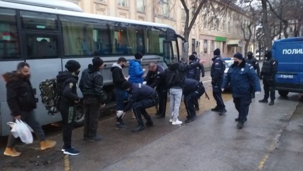 ШЕСТ АУТОБУСА СТИГЛО У ПРЕШЕВО: Више од 300 миграната из Сомбора премештено на југ Србије ШЕСТ АУТОБУСА СТИГЛО У ПРЕШЕВО: Више од 300 миграната из Сомбора премештено на југ Србије