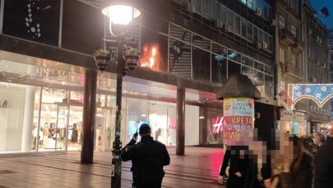 СНИМАК СА ЛИЦА МЕСТА: Цео горњи спрат продавнице H&M изгорео! Хитна евакуација запослених и купаца (ВИДЕО) СНИМАК СА ЛИЦА МЕСТА: Цео горњи спрат продавнице H&M изгорео! Хитна евакуација запослених и купаца (ВИДЕО)