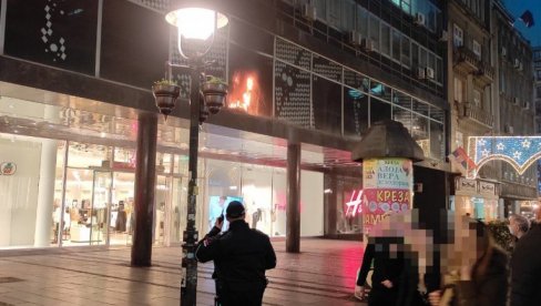 SNIMAK SA LICA MESTA: Ceo gornji sprat prodavnice H&M izgoreo! Hitna evakuacija zaposlenih i kupaca (VIDEO) SNIMAK SA LICA MESTA: Ceo gornji sprat prodavnice H&M izgoreo! Hitna evakuacija zaposlenih i kupaca (VIDEO)