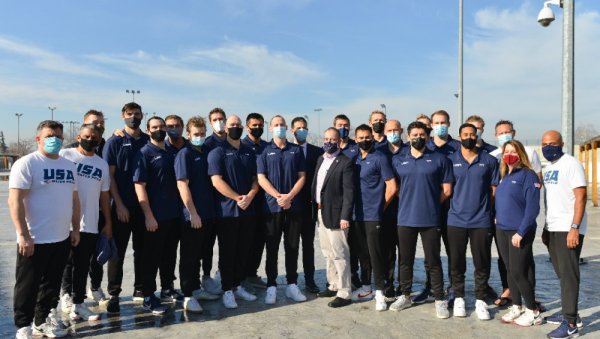 АМБАСАДОР И МИНИСТАР ПОСЕТИЛИ ВАТЕРПОЛИСТЕ СРБИЈЕ И САД: Удовичић и Годфри на тренингу делфина АМБАСАДОР И МИНИСТАР ПОСЕТИЛИ ВАТЕРПОЛИСТЕ СРБИЈЕ И САД: Удовичић и Годфри на тренингу делфина