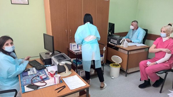 РЕВАКЦИНАЦИЈА У ШАПЦУ: Први у реду ,,бели мантили РЕВАКЦИНАЦИЈА У ШАПЦУ: Први у реду ,,бели мантили
