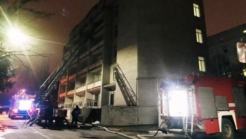 У ПОЖАРУ СТРАДАО ЛЕКАР И ТРИ ПАЦИЈЕНТА: Страшна трагедија у ковид болници у Украјини У ПОЖАРУ СТРАДАО ЛЕКАР И ТРИ ПАЦИЈЕНТА: Страшна трагедија у ковид болници у Украјини