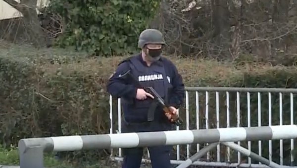 МЕЂУ УХАПШЕНИМ И БОРИС КАРАПАНЏИЋ: Са Вељином екипом упао у Комитет - полупали цео клуб, претукли обезбеђење и госте МЕЂУ УХАПШЕНИМ И БОРИС КАРАПАНЏИЋ: Са Вељином екипом упао у Комитет - полупали цео клуб, претукли обезбеђење и госте