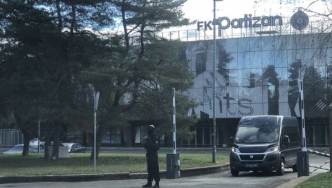 ОРУЖАНЕ СНАГЕ НА СТАДИОНУ ПАРТИЗАНА: Полиција упала у просторије које је користио Веља Невоља (ФОТО) ОРУЖАНЕ СНАГЕ НА СТАДИОНУ ПАРТИЗАНА: Полиција упала у просторије које је користио Веља Невоља (ФОТО)