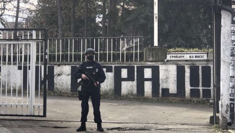 ПОЗНАТ ИДЕНТИТЕТ ЈОШ ЈЕДНОГ УХАПШЕНОГ! Поред Веље Невоље, приведен и Милован Тадић коме се суди због бруталног убиства ПОЗНАТ ИДЕНТИТЕТ ЈОШ ЈЕДНОГ УХАПШЕНОГ! Поред Веље Невоље, приведен и Милован Тадић коме се суди због бруталног убиства