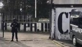 МАСКИРАНИ ПОЛИЦАЈЦИ СА ДУГИМ ЦЕВИМА: Нови снимак са партизановог стадиона (ВИДЕО) МАСКИРАНИ ПОЛИЦАЈЦИ СА ДУГИМ ЦЕВИМА: Нови снимак са партизановог стадиона (ВИДЕО)