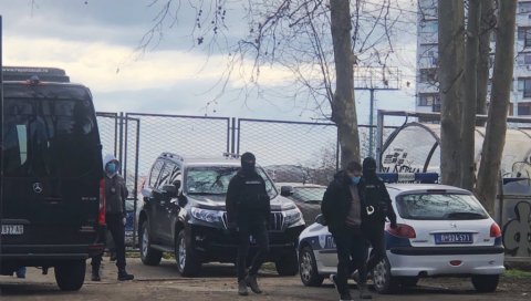 ХАПШЕЊЕ И НА СТАДИОНУ ПАРТИЗАНА: Приведен један мушкарац (ФОТО) ХАПШЕЊЕ И НА СТАДИОНУ ПАРТИЗАНА: Приведен један мушкарац (ФОТО)