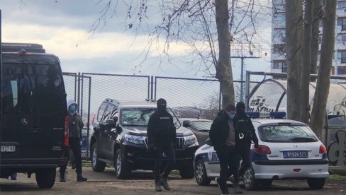 ХАПШЕЊЕ И НА СТАДИОНУ ПАРТИЗАНА: Приведен један мушкарац (ФОТО) ХАПШЕЊЕ И НА СТАДИОНУ ПАРТИЗАНА: Приведен један мушкарац (ФОТО)