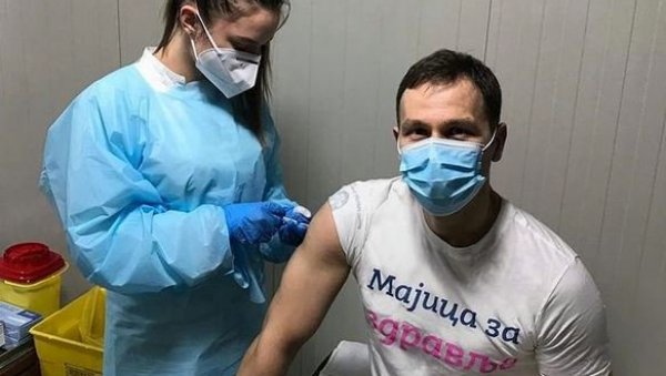 ПОНОСАН НА НАШУ ЗЕМЉУ: Министар Мали вакцинисао се против вируса корона ПОНОСАН НА НАШУ ЗЕМЉУ: Министар Мали вакцинисао се против вируса корона