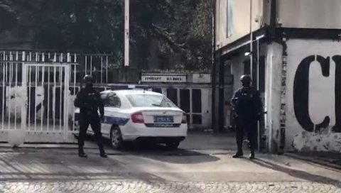 СА ДРУГЕ СТРАНЕ СТАДИОНА ПАРТИЗАНА: Ево шта се дешава на улазу у Вељин бункер! Полиција све чешља (ВИДЕО) СА ДРУГЕ СТРАНЕ СТАДИОНА ПАРТИЗАНА: Ево шта се дешава на улазу у Вељин бункер! Полиција све чешља (ВИДЕО)
