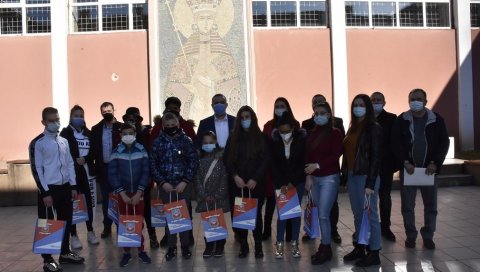 РАЧУНАРИ ЗА 60 УЧЕНИКА: Општина Грачаница доделила таблет уређаје РАЧУНАРИ ЗА 60 УЧЕНИКА: Општина Грачаница доделила таблет уређаје