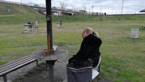 НАЈТУЖНИЈА СЦЕНА НА ТАМИШКОМ КЕЈУ: Мајка утопљеног дечака оставила три ствари на месту где је везао бицикл (ФОТО) НАЈТУЖНИЈА СЦЕНА НА ТАМИШКОМ КЕЈУ: Мајка утопљеног дечака оставила три ствари на месту где је везао бицикл (ФОТО)