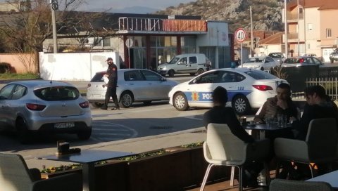 ПОЛИЦИЈА ДАНИМА ЧУВА ЗИД У ДОЊОЈ ГОРИЦИ: Спречавају да на њему поново осване тробојка (ФОТО) ПОЛИЦИЈА ДАНИМА ЧУВА ЗИД У ДОЊОЈ ГОРИЦИ: Спречавају да на њему поново осване тробојка (ФОТО)