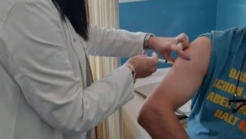 ВРАЊАНАЦ ПОДНОСИ ТУЖБУ ЗБОГ РАЗЛИЧИТИХ ВАКЦИНА: Нико ми се није званично обратио, сада као да не постојим ВРАЊАНАЦ ПОДНОСИ ТУЖБУ ЗБОГ РАЗЛИЧИТИХ ВАКЦИНА: Нико ми се није званично обратио, сада као да не постојим