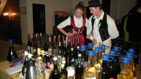 OVE GODINE SAMO OCENJIVANJE: „Dani vina“ u Iđošu kod Kikinde OVE GODINE SAMO OCENJIVANJE: „Dani vina“ u Iđošu kod Kikinde