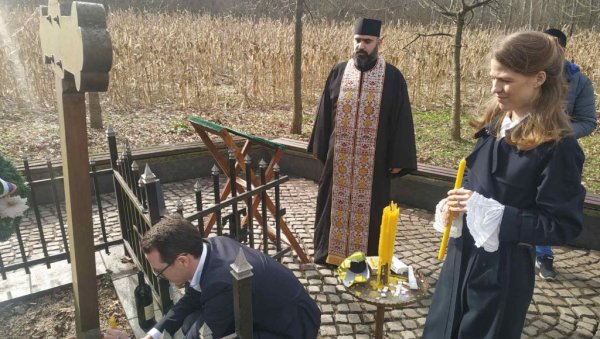 ПРИНЦ ФИЛИП У РАДОВАЊСКОМ ЛУГУ: Посетио опљачкани Музеј вожда Карађорђа (ФОТО) ПРИНЦ ФИЛИП У РАДОВАЊСКОМ ЛУГУ: Посетио опљачкани Музеј вожда Карађорђа (ФОТО)