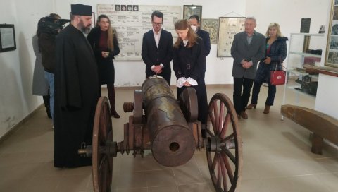 ПРИНЦ ФИЛИП ОБИШАО ОПЉАЧКАНИ МУЗЕЈ: Уложиће све напоре да Радовањски луг засија пуним сјајем (ФОТО) ПРИНЦ ФИЛИП ОБИШАО ОПЉАЧКАНИ МУЗЕЈ: Уложиће све напоре да Радовањски луг засија пуним сјајем (ФОТО)