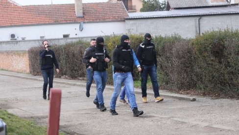 СПЕЦИЈАЛЦИ УПАЛИ У РЕГРУТНИ ЦЕНТАР ВЕЉЕ НЕВОЉЕ: Оператици УКП заузели просторије МЗ Банатски Брестовац (ФОТО) СПЕЦИЈАЛЦИ УПАЛИ У РЕГРУТНИ ЦЕНТАР ВЕЉЕ НЕВОЉЕ: Оператици УКП заузели просторије МЗ Банатски Брестовац (ФОТО)