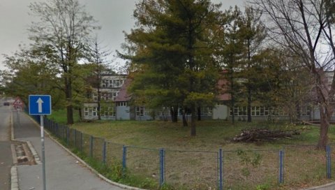 ПОГОЂЕН ДЕЧАК (14) НА ВОЖДОВЦУ: Мушкарац гађао ђаке ваздушном пушком док су имали час физичког ПОГОЂЕН ДЕЧАК (14) НА ВОЖДОВЦУ: Мушкарац гађао ђаке ваздушном пушком док су имали час физичког