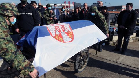 ПОСЛЕДЊИ ИСПРАЋАЈ ХЕРОЈА: Сахрањени посмртни остаци јунака са Кошара Зорана Веселића (ФОТО) ПОСЛЕДЊИ ИСПРАЋАЈ ХЕРОЈА: Сахрањени посмртни остаци јунака са Кошара Зорана Веселића (ФОТО)