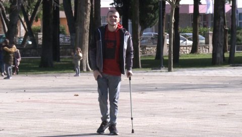 ТРУДОМ И СКЕЧЕВИМА ПРОТИВ БОЛЕСТИ: Требињац Марко Спаић (25) од рођења болује од хемофилије, све је популарнији надруштвеним мрежама ТРУДОМ И СКЕЧЕВИМА ПРОТИВ БОЛЕСТИ: Требињац Марко Спаић (25) од рођења болује од хемофилије, све је популарнији надруштвеним мрежама
