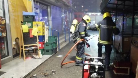 ПОЖАР НА БАНОВОМ БРДУ: Гори продавница на пијаци, ватрогасне екипе на лицу места! ПОЖАР НА БАНОВОМ БРДУ: Гори продавница на пијаци, ватрогасне екипе на лицу места!