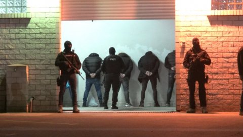 ПОСТРОЈАВАЊЕ ВЕЉИНЕ ВОЈСКЕ СМРТИ: У пратњи 22 возила, блокиране улице - Ево како је екипа Вељка Беливука доведена у Тужилаштво (ФОТО+ВИДЕО) ПОСТРОЈАВАЊЕ ВЕЉИНЕ ВОЈСКЕ СМРТИ: У пратњи 22 возила, блокиране улице - Ево како је екипа Вељка Беливука доведена у Тужилаштво (ФОТО+ВИДЕО)