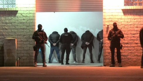 ПОСТРОЈАВАЊЕ ВЕЉИНЕ ВОЈСКЕ СМРТИ: У пратњи 22 возила, блокиране улице - Ево како је екипа Вељка Беливука доведена у Тужилаштво (ФОТО+ВИДЕО) ПОСТРОЈАВАЊЕ ВЕЉИНЕ ВОЈСКЕ СМРТИ: У пратњи 22 возила, блокиране улице - Ево како је екипа Вељка Беливука доведена у Тужилаштво (ФОТО+ВИДЕО)
