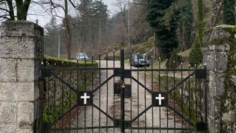 НАПАДНУТА СРПСКА СВЕТИЊА У ЦРНОЈ ГОРИ: Вандали поломили крст са капије Цетињског манастира (ФОТО) НАПАДНУТА СРПСКА СВЕТИЊА У ЦРНОЈ ГОРИ: Вандали поломили крст са капије Цетињског манастира (ФОТО)