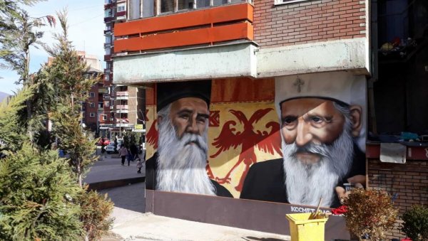 У ЧАСТ ВЕЛИКИХ ДУХОВНИКА: Мурали патријарху Павлу и митрополиту Амфилохију у центру Косовске Митровице (ФОТО) У ЧАСТ ВЕЛИКИХ ДУХОВНИКА: Мурали патријарху Павлу и митрополиту Амфилохију у центру Косовске Митровице (ФОТО)