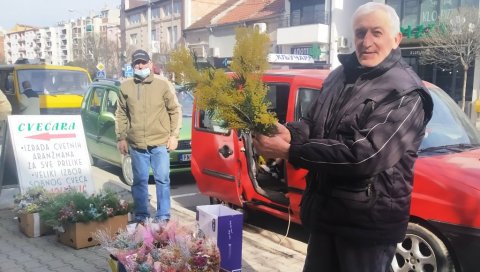 АТРАКТИВНЕ МИМОЗЕ ИСПРЕД ПИЈАЦЕ У ПАРАЋИНУ: Купаца прелепих гранчица увек има, а ево која им је цена АТРАКТИВНЕ МИМОЗЕ ИСПРЕД ПИЈАЦЕ У ПАРАЋИНУ: Купаца прелепих гранчица увек има, а ево која им је цена
