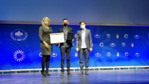 VISOKO PRIZNANJE ŠABAČKOM FRIZERU: Brnabić i Kisić Tepavčević uručule plaketu Draganu Đorđeviću (FOTO) VISOKO PRIZNANJE ŠABAČKOM FRIZERU: Brnabić i Kisić Tepavčević uručule plaketu Draganu Đorđeviću (FOTO)