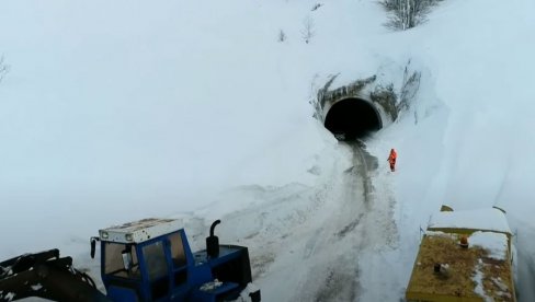 VOZILA VRAĆENA U TUNEL: Obrušio se sneg, u prekidu saobraćaj na putu Žabljak - Šavnik VOZILA VRAĆENA U TUNEL: Obrušio se sneg, u prekidu saobraćaj na putu Žabljak - Šavnik