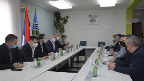ПОМОЋ У РАЗВОЈУ ПОТЕНЦИЈАЛА: Кикинђани гости Лознице, сарадњом до унапређења оба града (ФОТО) ПОМОЋ У РАЗВОЈУ ПОТЕНЦИЈАЛА: Кикинђани гости Лознице, сарадњом до унапређења оба града (ФОТО)