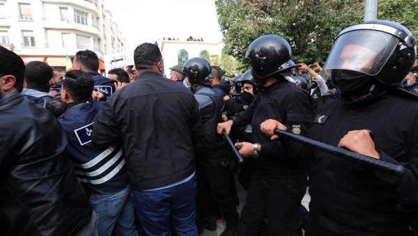 УЛИЦЕ ПРИПАДАЈУ НАРОДУ: Протести у Тунису, демонстранти пробили кордон (ФОТО) УЛИЦЕ ПРИПАДАЈУ НАРОДУ: Протести у Тунису, демонстранти пробили кордон (ФОТО)