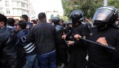 УЛИЦЕ ПРИПАДАЈУ НАРОДУ: Протести у Тунису, демонстранти пробили кордон (ФОТО) УЛИЦЕ ПРИПАДАЈУ НАРОДУ: Протести у Тунису, демонстранти пробили кордон (ФОТО)