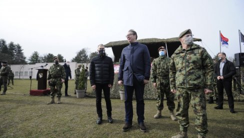ВУЧИЋ ПРИСУСТВОВАО ВОЈНОЈ ВЕЖБИ У ПАНЧЕВУ: Србија више неће бити џак за ударање, наша армија ће бити стабилизатор прилика (ВИДЕО) ВУЧИЋ ПРИСУСТВОВАО ВОЈНОЈ ВЕЖБИ У ПАНЧЕВУ: Србија више неће бити џак за ударање, наша армија ће бити стабилизатор прилика (ВИДЕО)