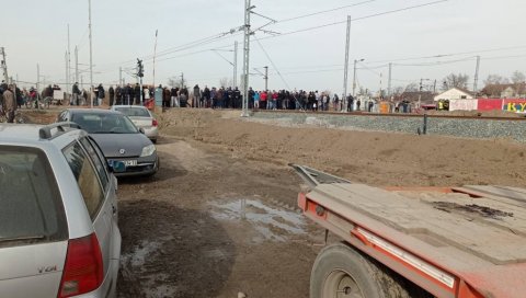 ПРОТЕСТ МЕШТАНА БАТАЈНИЦЕ ЗБОГ УКИДАЊА ПРУЖНОГ ПРЕЛАЗА: Мораћемо да кружимо 20 километара ПРОТЕСТ МЕШТАНА БАТАЈНИЦЕ ЗБОГ УКИДАЊА ПРУЖНОГ ПРЕЛАЗА: Мораћемо да кружимо 20 километара