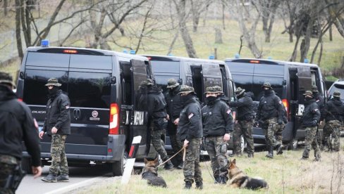 NOVOSTI NA LICU MESTA! OPSADNO STANJE U RITOPEKU: Policija pretražuje teren u potrazi za dokazima surovih zločina (FOTO/VIDEO) NOVOSTI NA LICU MESTA! OPSADNO STANJE U RITOPEKU: Policija pretražuje teren u potrazi za dokazima surovih zločina (FOTO/VIDEO)