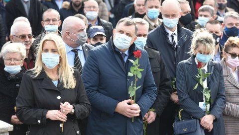 ЖАЛ ЗА СТРАДАЛИМА НЕЋЕ ПРЕСТАТИ ВЕКОВИМА: Додик и Цвијановић на обележавању 79 годишњице од усташког покоља 2.300 Срба код Бањалуке ЖАЛ ЗА СТРАДАЛИМА НЕЋЕ ПРЕСТАТИ ВЕКОВИМА: Додик и Цвијановић на обележавању 79 годишњице од усташког покоља 2.300 Срба код Бањалуке