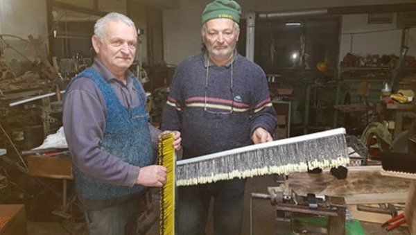 ЧЕТКАРСКИ ЗАНАТ СПАО НА - БРАЋУ: Томислав и Миодраг се баве породичним бизнисом, али подмладак није заинтересован за традицију ЧЕТКАРСКИ ЗАНАТ СПАО НА - БРАЋУ: Томислав и Миодраг се баве породичним бизнисом, али подмладак није заинтересован за традицију