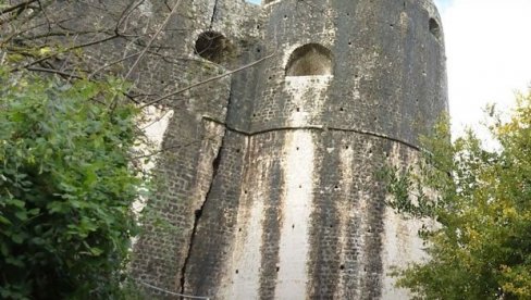 БУШОТИНЕ ОКО КАНЛИ КУЛЕ: Настављени истражни радови за санацију клизишта у старом граду Херцег Новог БУШОТИНЕ ОКО КАНЛИ КУЛЕ: Настављени истражни радови за санацију клизишта у старом граду Херцег Новог