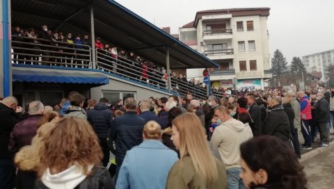 ПРЕСУДОМ СМО ЖИВИ САХРАЊЕНИ: Прњавор на ногама, на месту где је прегажена Вања (13) протест уз сузе, цвеће и свеће (ФОТО) ПРЕСУДОМ СМО ЖИВИ САХРАЊЕНИ: Прњавор на ногама, на месту где је прегажена Вања (13) протест уз сузе, цвеће и свеће (ФОТО)