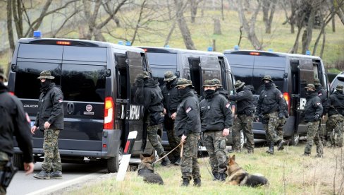 OPSADNO STANJE U RITOPEKU: Policija blokirala ulicu u kojoj je kuća Velje Nevolje OPSADNO STANJE U RITOPEKU: Policija blokirala ulicu u kojoj je kuća Velje Nevolje