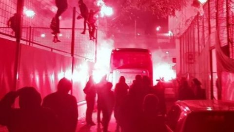 СПЕКТАКУЛАРАН ДОЧЕК: Делије се бакљадом захвалиле фудбалерима (ФОТО) СПЕКТАКУЛАРАН ДОЧЕК: Делије се бакљадом захвалиле фудбалерима (ФОТО)