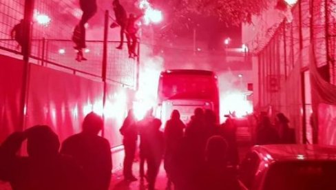 SPEKTAKULARAN DOČEK: Delije se bakljadom zahvalile fudbalerima (FOTO) SPEKTAKULARAN DOČEK: Delije se bakljadom zahvalile fudbalerima (FOTO)