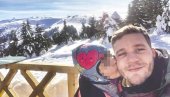 СНЕЖНЕ ЧАРОЛИЈЕ СА ЋЕРКАМА: Александар Радојичић и Ана Пендић уживају у зими уз наследнице