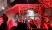 VRELA UVERTIRA: Falćineli i Stanković zagrljeni pesmom vređali Milan (VIDEO) VRELA UVERTIRA: Falćineli i Stanković zagrljeni pesmom vređali Milan (VIDEO)