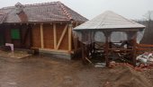 JEZIVO: Prodaje se vikendica gde je koljač Velja Nevolja vežbao da puca (FOTO) JEZIVO: Prodaje se vikendica gde je koljač Velja Nevolja vežbao da puca (FOTO)